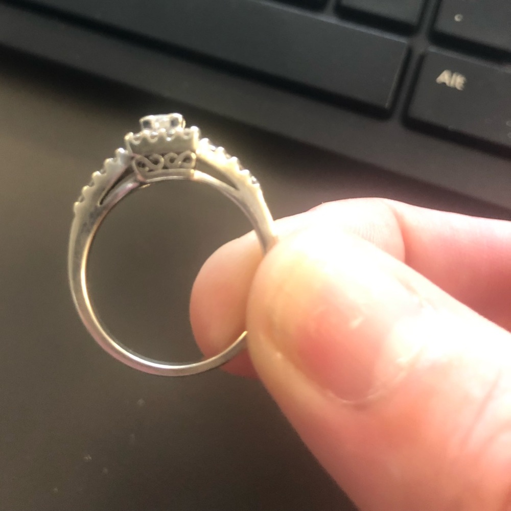 Beautiful diamond ring - Picture 3 of 4